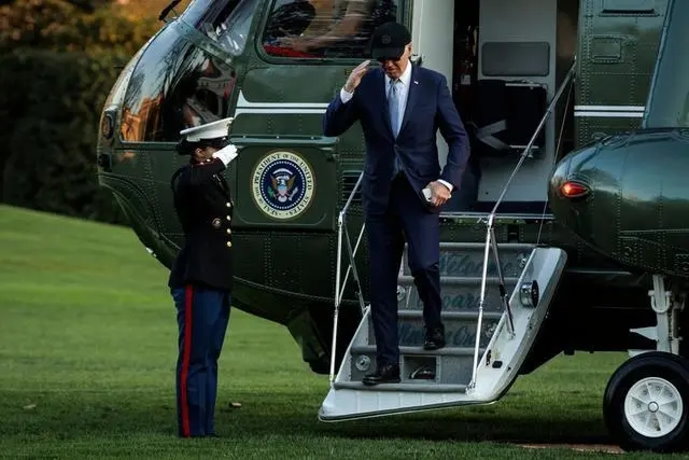 总统拜登新直升机被降级备用，原因是会烧焦白宫草坪