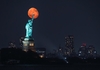 🌕 震撼夜空！“血月”月全食今晨惊艳纽约 罕见天象点亮城市天际线
