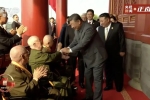 致敬英雄！习近平与天安门城楼观礼席的抗战老兵亲切握手