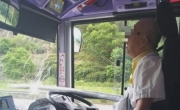 惊险一幕！铁棍击穿挡风玻璃击中巴士司机胸口，香港警方拘捕涉事货车司机