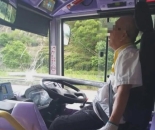 惊险一幕！铁棍击穿挡风玻璃击中巴士司机胸口，香港警方拘捕涉事货车司机