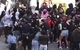 加州街头爆发严重斗殴：两女子互相挥拳拉扯 200人聚众围观
