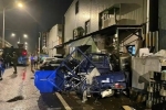 台军“汉光”演习深夜又出事：一辆自行火炮车街头连撞4车，疑因驾驶员没算准车宽。
