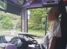 惊险一幕！铁棍击穿挡风玻璃击中巴士司机胸口，香港警方拘捕涉事货车司机