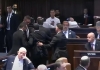 特朗普在以色列议会演讲被打断，两名抗议者被安保强制带离
