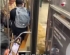 纽约地铁因暴雨漏水，乘客被困车厢内淡定拍照