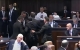 特朗普在以色列议会演讲被打断，两名抗议者被安保强制带离