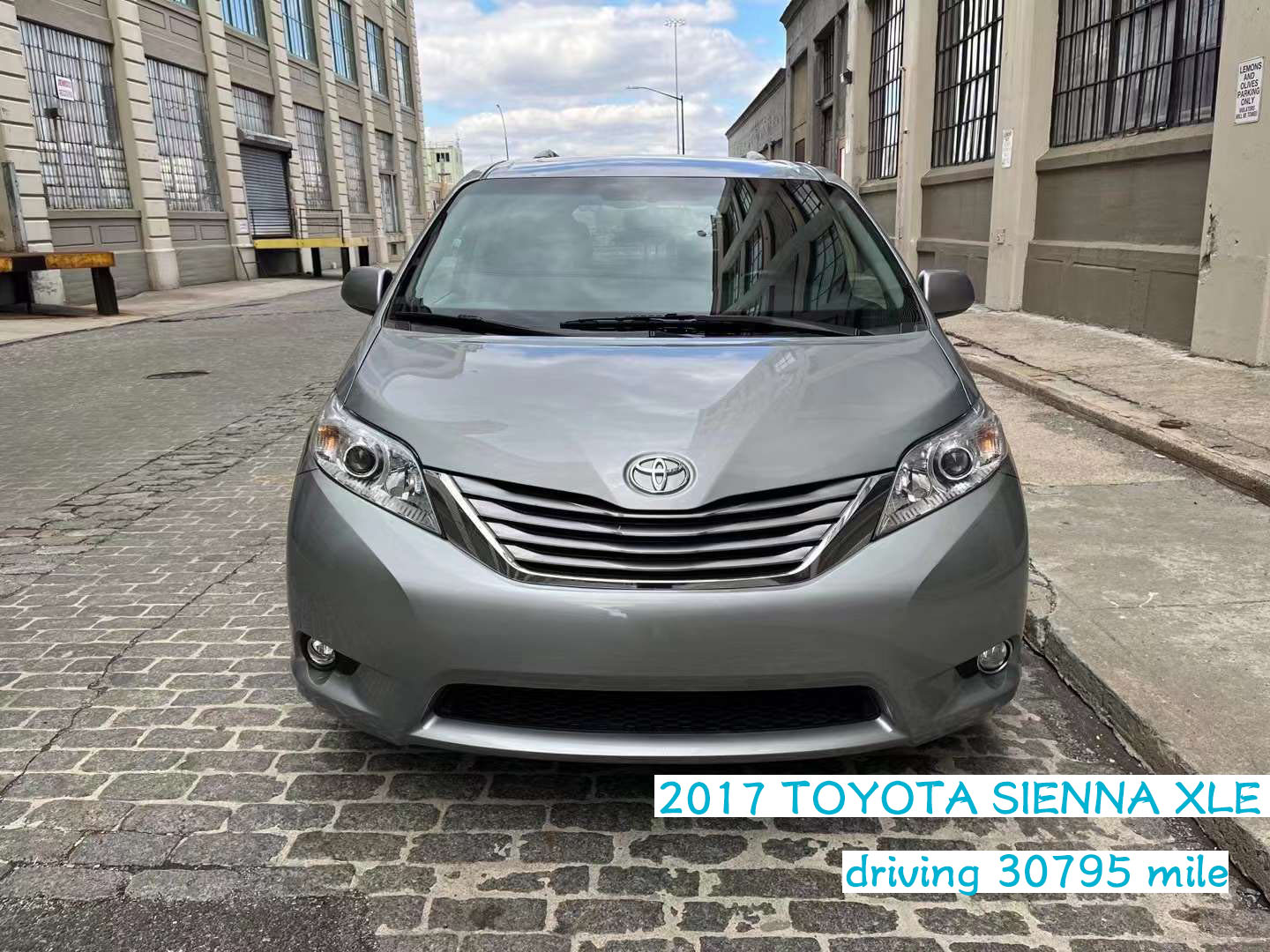 2017 TOYOTA SIENNA XLE.jpg