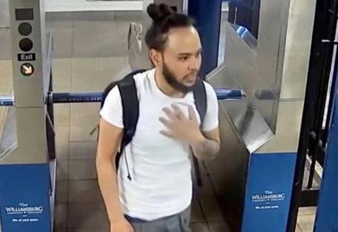 男子纽约地铁中持刀威胁乘客 警方紧急寻人