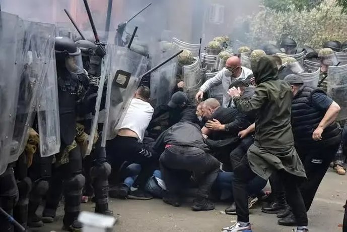 科索沃塞族抗议者与北约部队发生暴力冲突，武契奇发声！