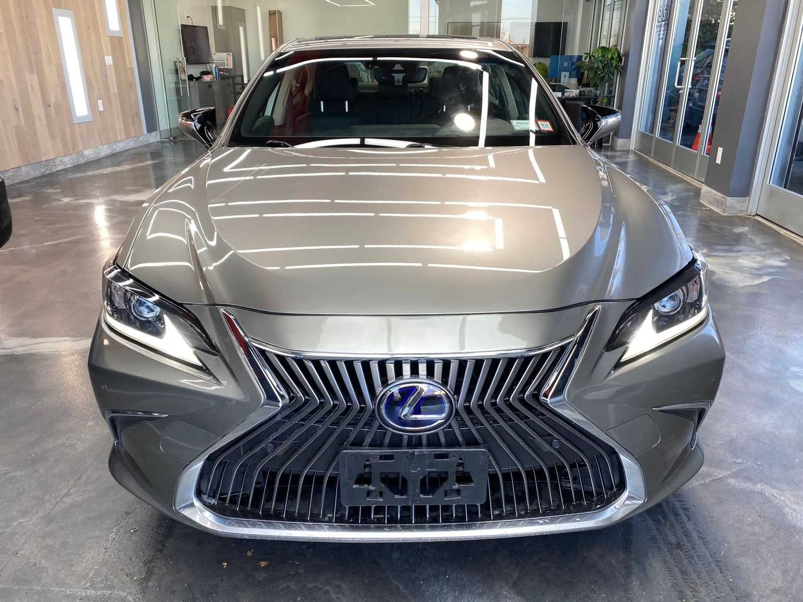 2019 lexus ES 300h.jpg