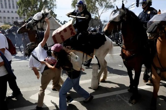 美国举行阅兵式当天，全美数十万人涌上街头抗议特朗普政府，“有示威者向警方投掷石块”