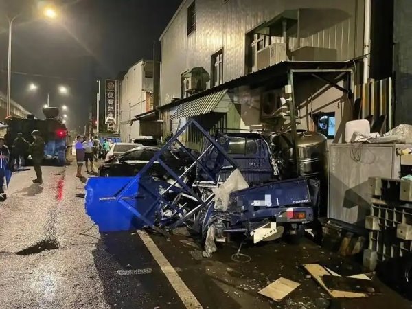 台军“汉光”演习深夜又出事：一辆自行火炮车街头连撞4车，疑因驾驶员没算准车宽。