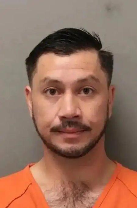 得州发生离奇致命游戏，两男子戴头盔拿枪轮流互射致一死一被捕