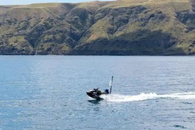 两次驾驶小型飞机非法降落美海军基地并盗窃军车，加州一男子认罪