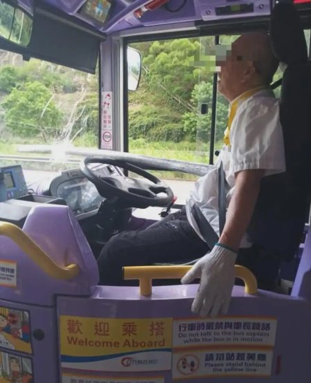 惊险一幕！铁棍击穿挡风玻璃击中巴士司机胸口，香港警方拘捕涉事货车司机