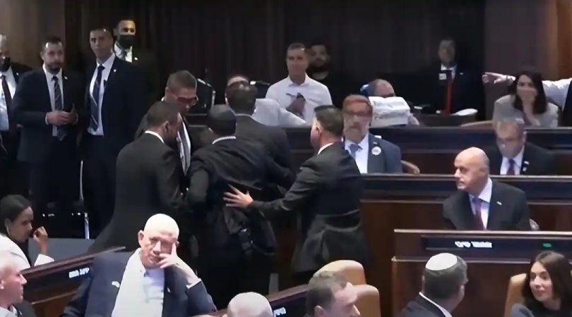 特朗普在以色列议会演讲被打断，两名抗议者被安保强制带离