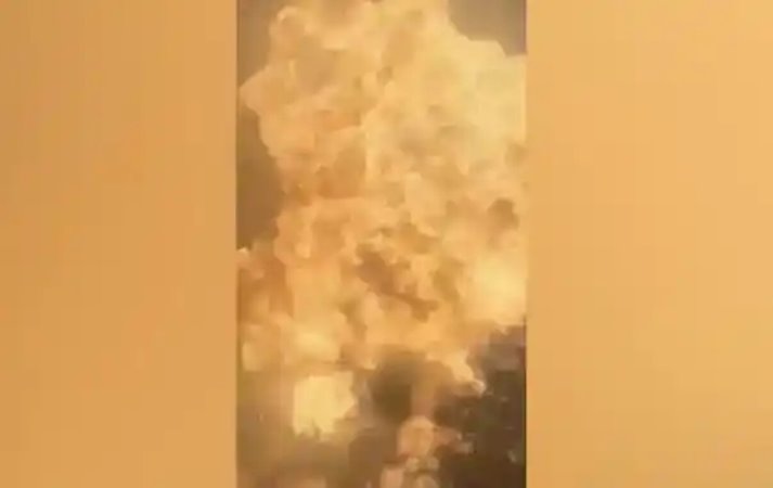 “巨大火球与浓烟冲上高空”，纽约一辆汽车起火后剧烈爆炸，致7名消防员受伤