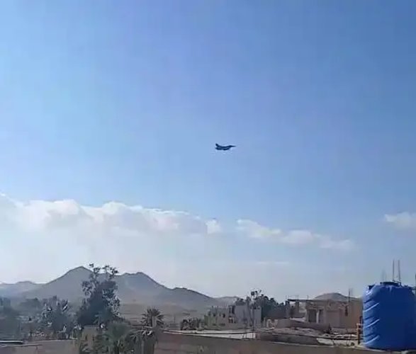 袭击事件后,美军紧急出动F-16战机飞越叙中部城市上空,“展示武力”