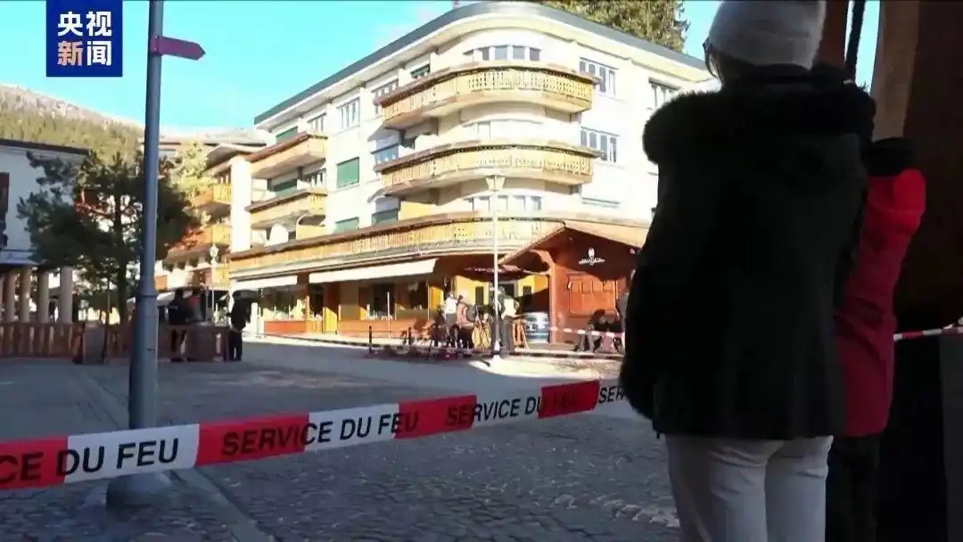 瑞士酒吧起火瞬间画面曝光：女服务员举烟花被男酒保扛肩上，不慎引燃天花板