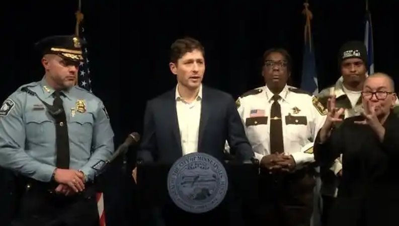 美国一市长怒爆粗口：滚出去！