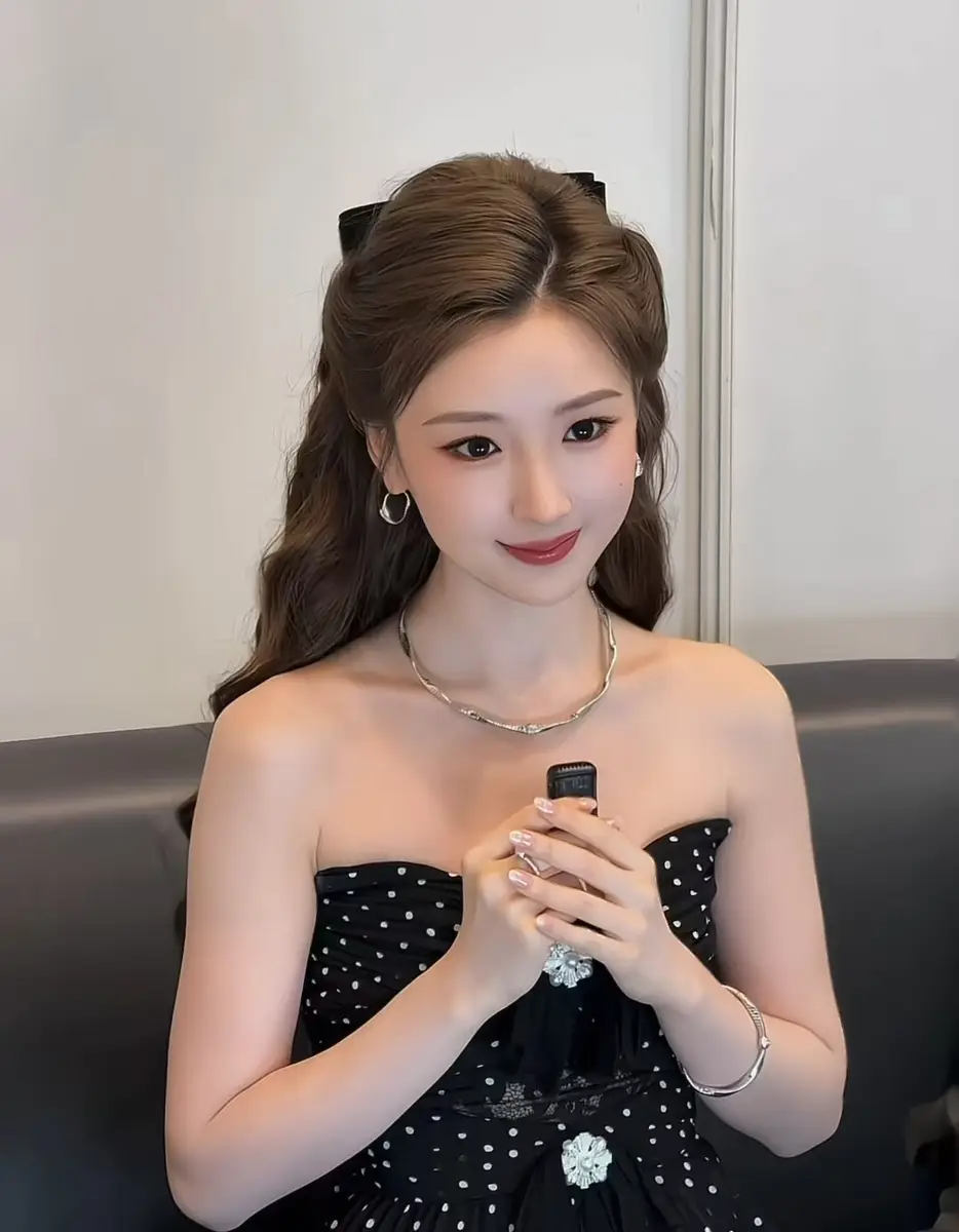 毛晓彤波点抹胸裙造型惊艳亮相 蝴蝶结点缀尽显温婉优雅