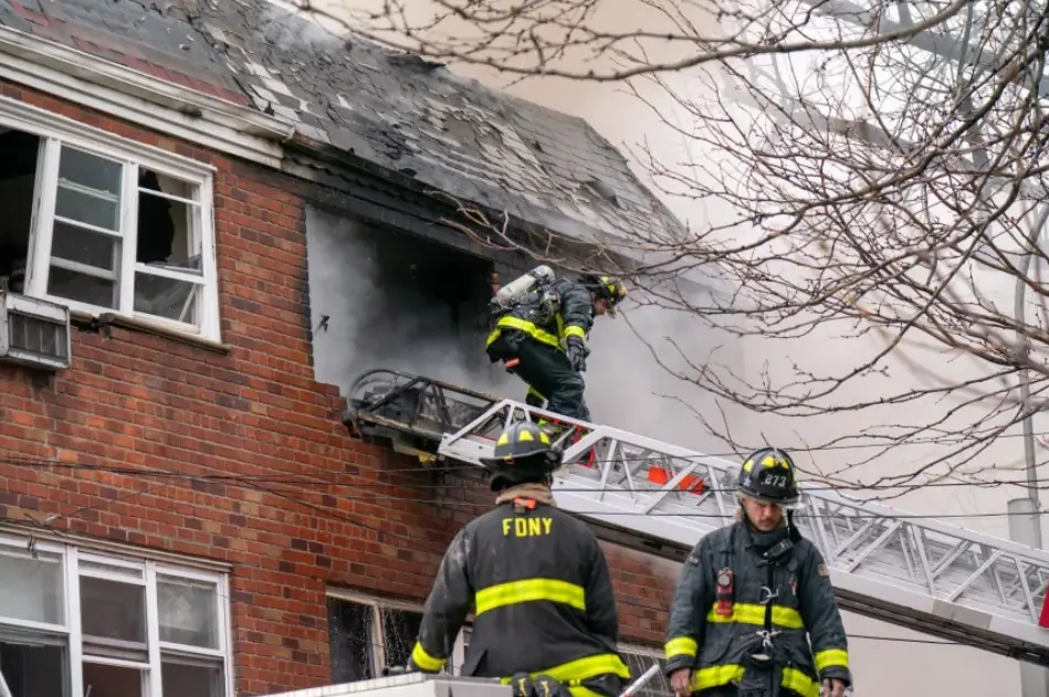 纽约法拉盛住宅楼火灾致4死多伤 含1名儿童 火势达四级